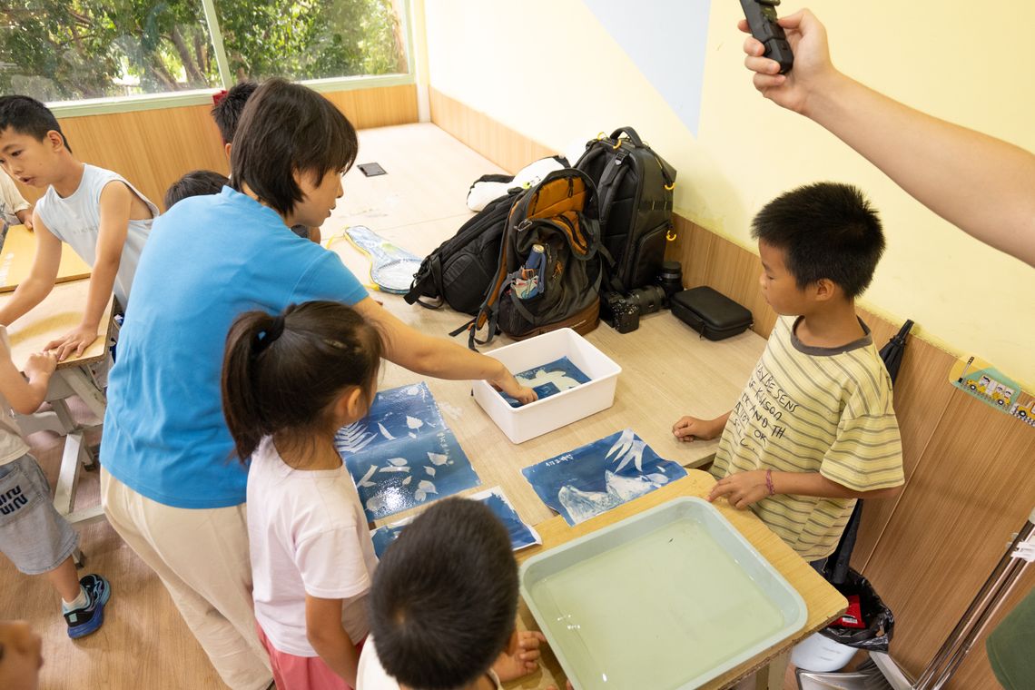 children making cyanotype prints