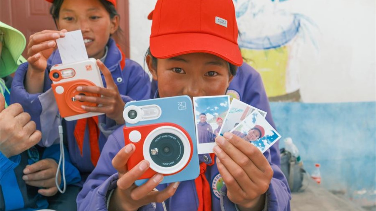 Journey Across the Snowy Plateau: Hanin Brings Photography Education Programs to Children in Qamdo
