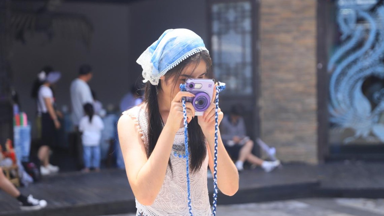 Hanin Brings Photography and Cultural Heritage Education to Children in Guizhou